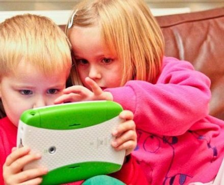 استفاده از تبلت به توانایی کودک در مداد دست گرفتن آسیب می رساند