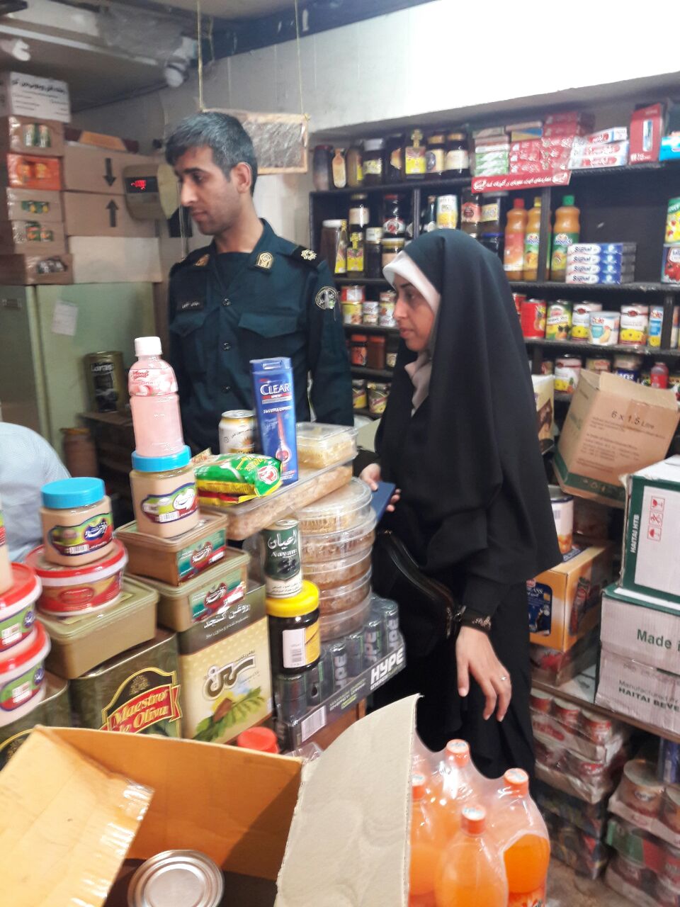 معدوم سازي كالاهاي قاچاق توسط كارشناسان معاونت غذا و دارو دانشگاه علوم پزشكي شهيد بهشتي