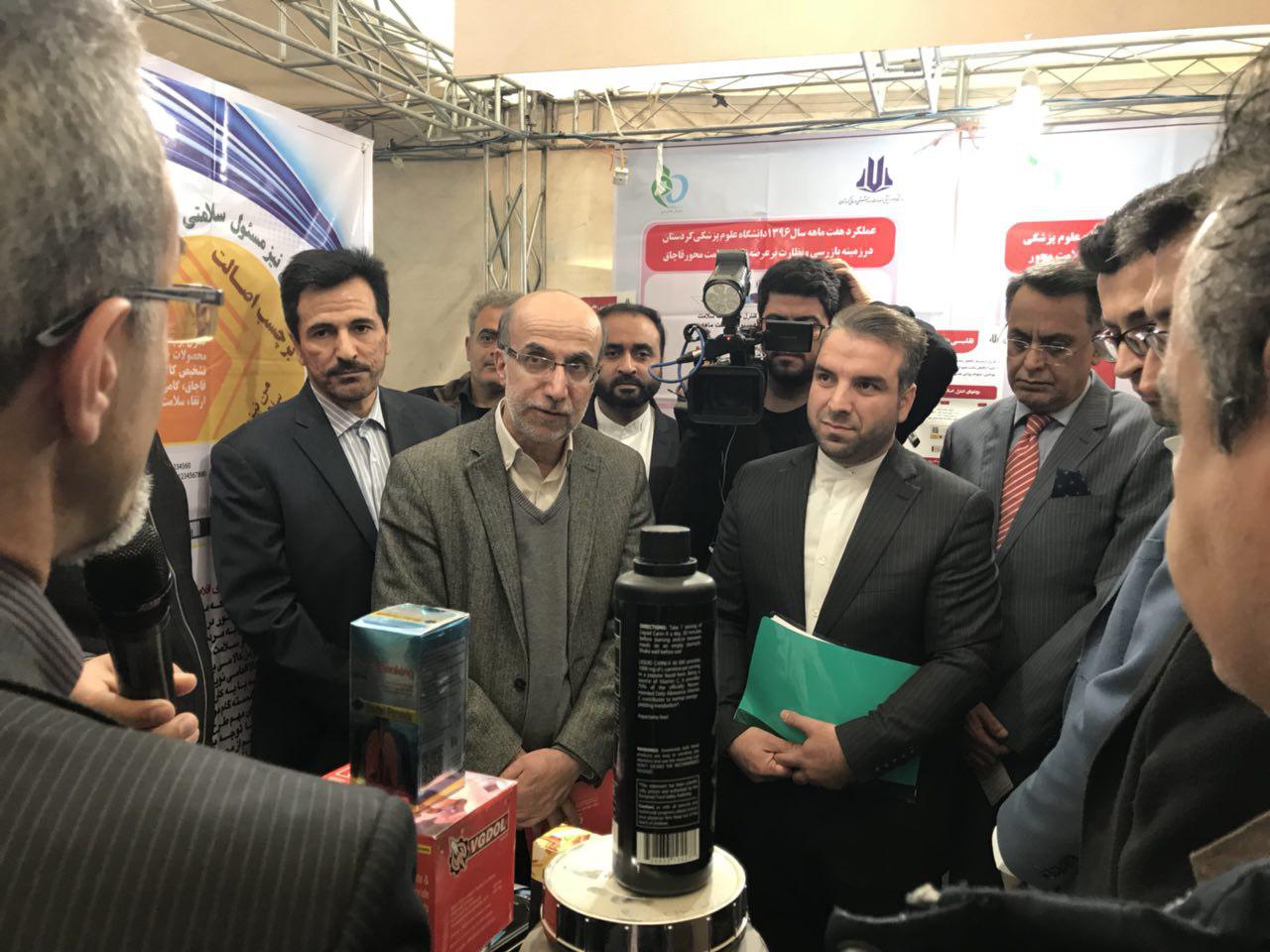 بازدید نماینده منطقه ای مقابله با مواد مخدر و جرم سازمان ملل متحد از غرفه سلامت کلان منطقه 3 آمایشی( معاونت غذا و داروی همدان)